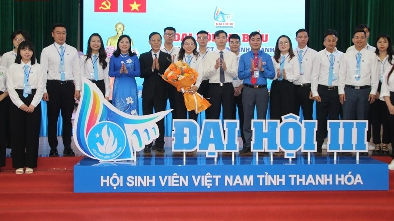 Các đại biểu tặng hoa chúc mừng Ban Chấp hành khóa mới.