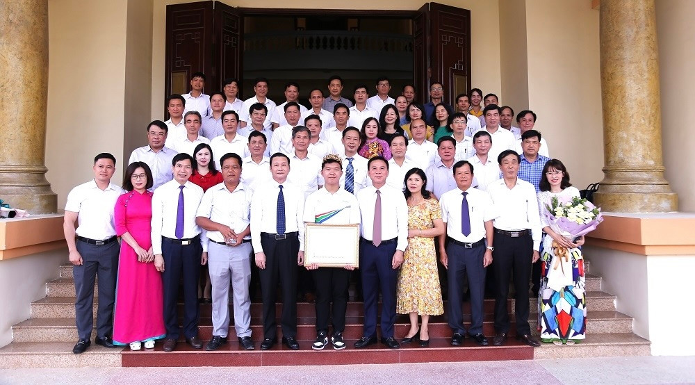 Các đại biểu chụp ảnh lưu niệm cùng em Lê Xuân Mạnh.