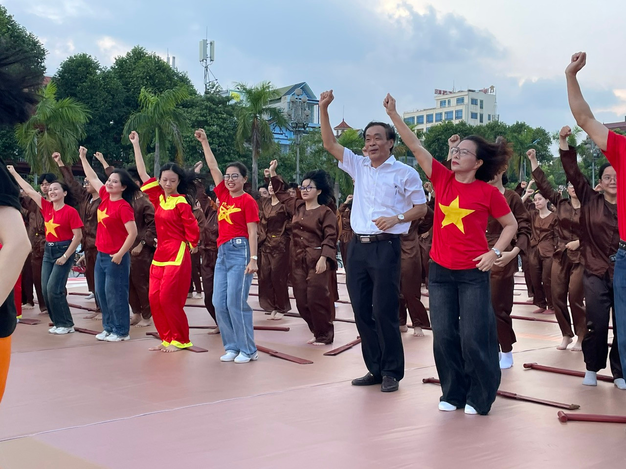 Thầy Thiều Ánh Dương (áo trắng) - Hiệu trưởng Trường THPT Hàm Rồng cùng các thầy cô giáo và học sinh hào hứng, nhiệt tình tập dượt các màn vũ đạo. Thầy Thiều Ánh Dương (áo trắng) - Hiệu trưởng Trường THPT Hàm Rồng cùng các thầy cô giáo và học sinh hào hứng, nhiệt tình tập dượt các màn vũ đạo.