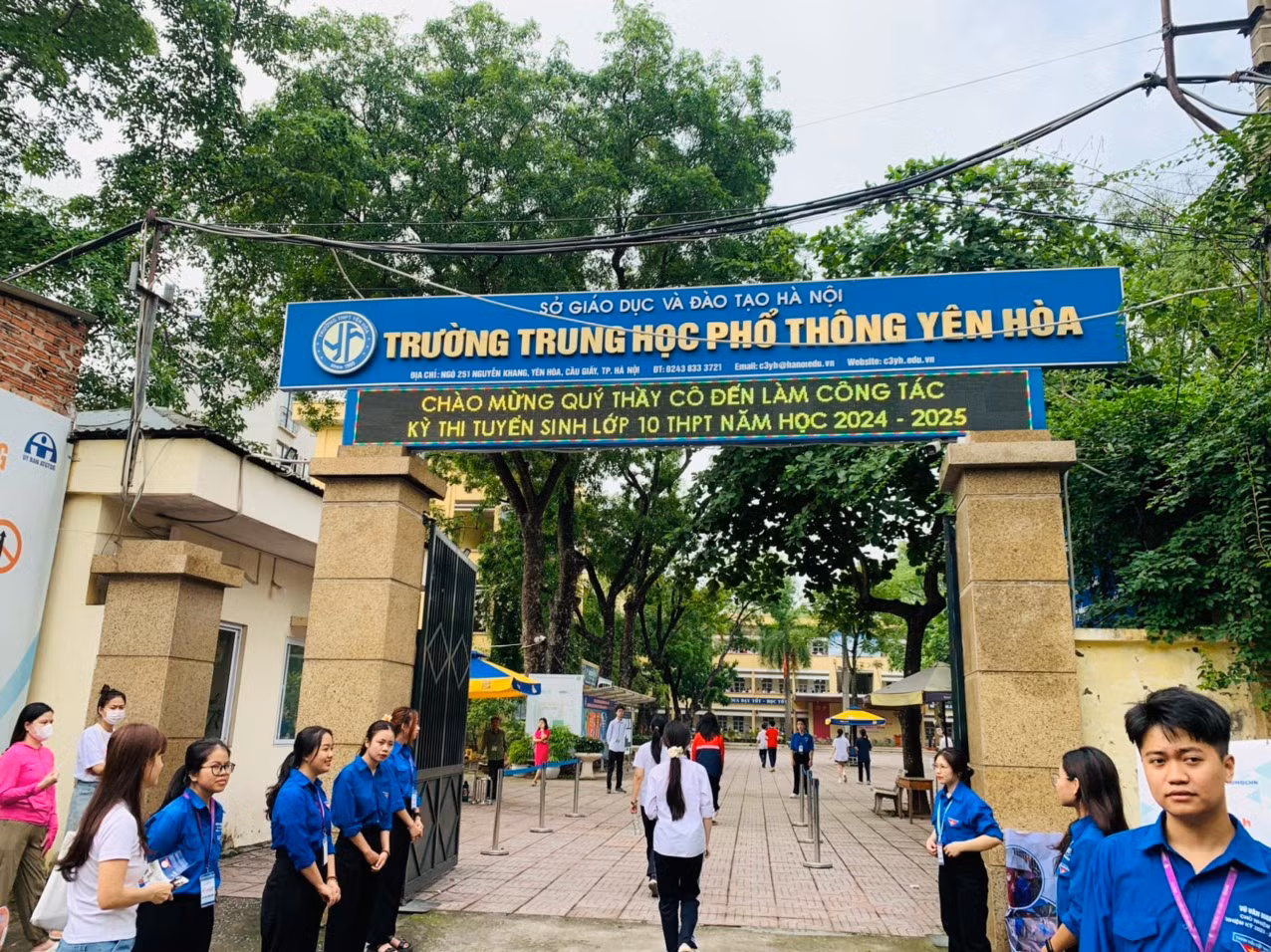 Từ 6h, thí sinh và phụ huynh đã có mặt tại các điểm thi trên toàn thành phố. Theo quy định, đúng 6h30, thí sinh phải vào phòng thi.
