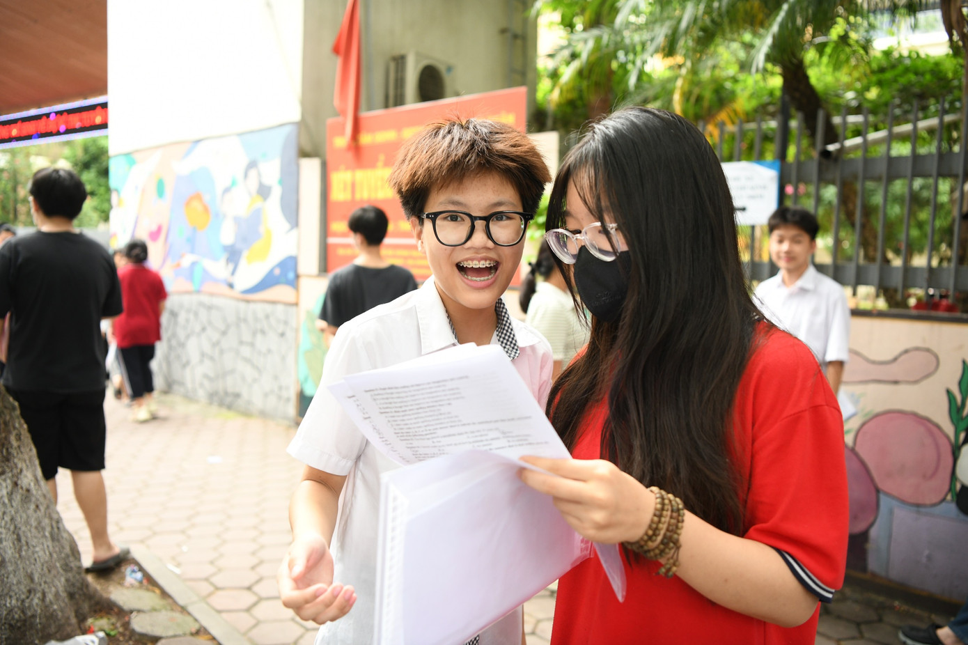 Nụ cười sau khi thi xong môn thứ 2 Nụ cười sau khi thi xong môn thứ 2