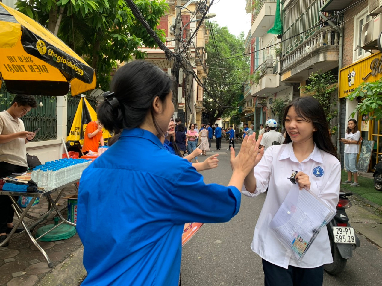 "Cố gắng làm bài tốt em nhé"