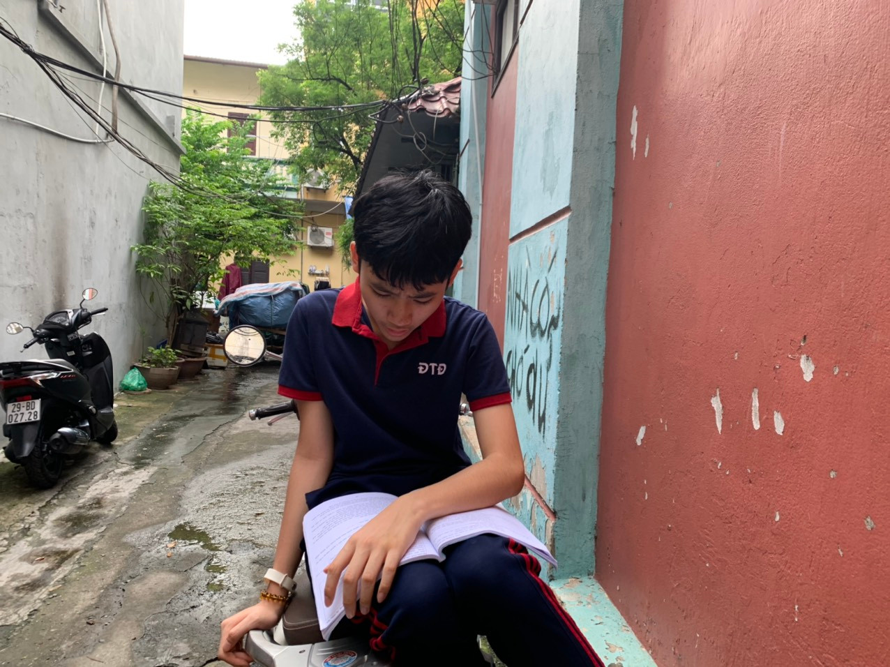 Em Phạm Hoàng Dương ôn bài