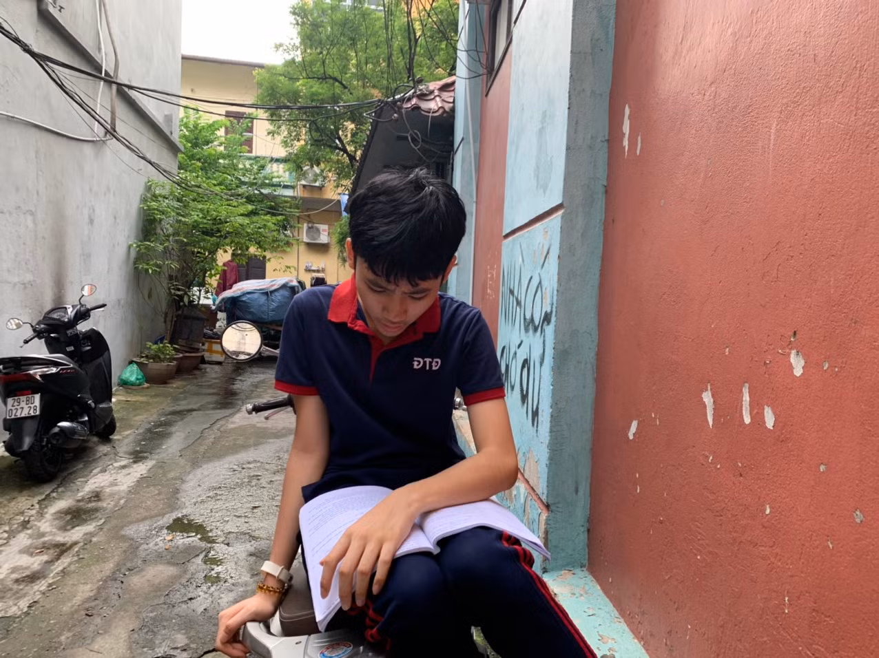 Em Phạm Hoàng Dương ôn bài
