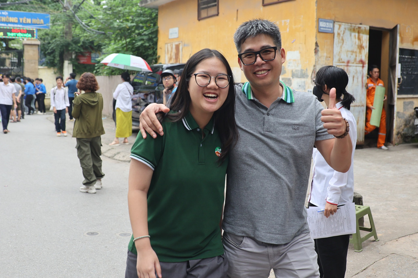 Nhiều thí sinh tại điểm thi trường THPT Yên Hòa, Cầu Giấy có nụ cười tỏa nắng sau khi làm tốt bài thi môn Tiếng Anh. Ảnh: Trọng Tài Nhiều thí sinh tại điểm thi trường THPT Yên Hòa, Cầu Giấy có nụ cười tỏa nắng sau khi làm tốt bài thi môn Tiếng Anh. Ảnh: Trọng Tài