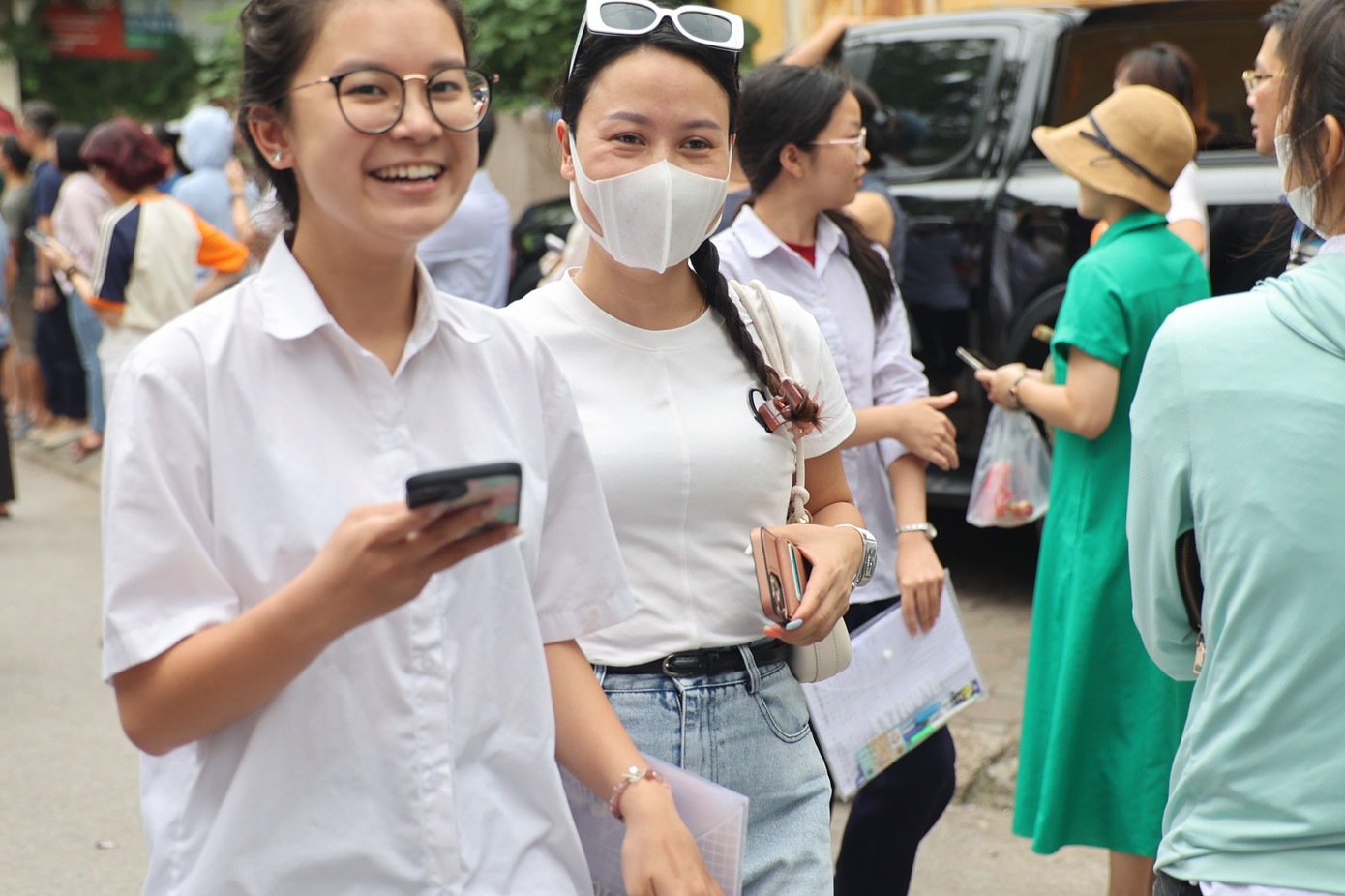 Mẹ và con gái cùng đồng hành trong kì thi. Ảnh: Trọng Tài Mẹ và con gái cùng đồng hành trong kì thi. Ảnh: Trọng Tài