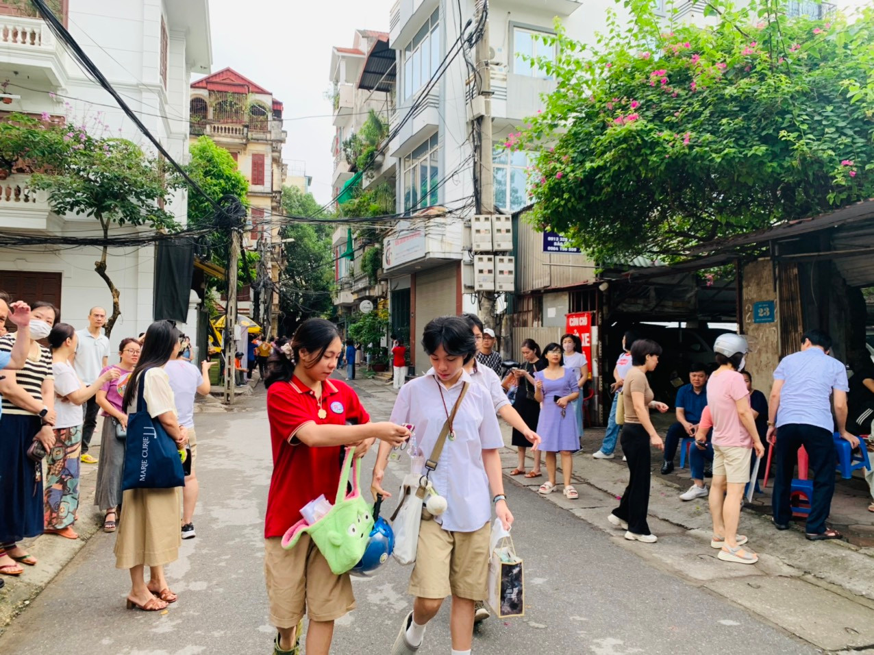 Nhiều thí sinh đến điểm thi từ sớm