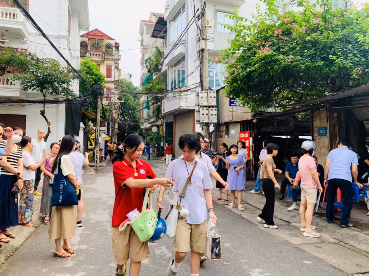 Nhiều thí sinh đến điểm thi từ sớm