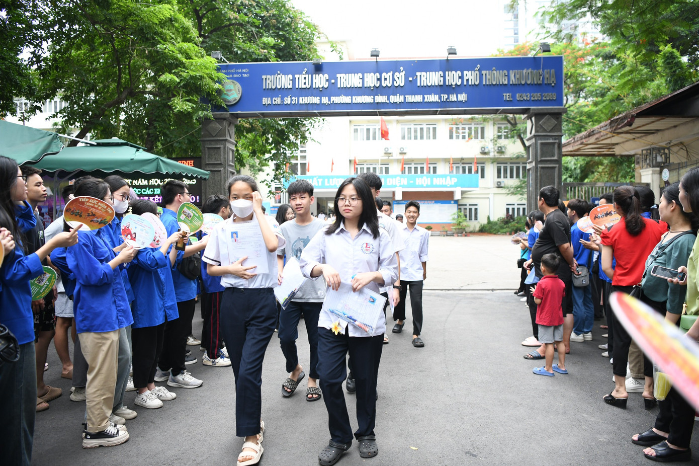 Nhiều thí sinh được bố mẹ đưa đón trong kì thi được đánh giá có mức độ cạnh tranh cao. Ảnh: Như Ý Nhiều thí sinh được bố mẹ đưa đón trong kì thi được đánh giá có mức độ cạnh tranh cao. Ảnh: Như Ý