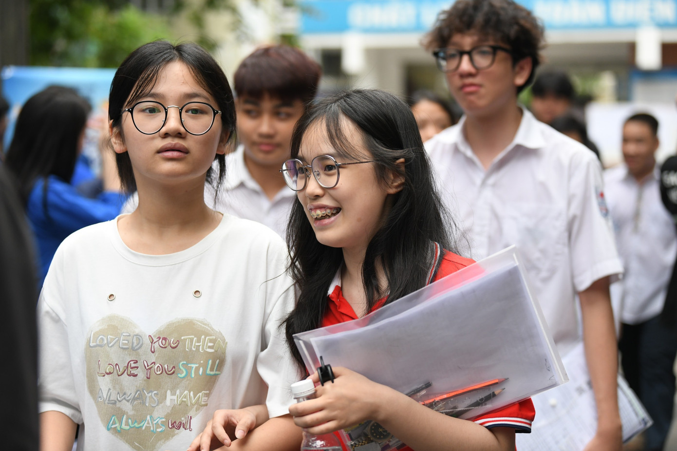 Nhiều thí sinh tự tin cười tươi vì bài thi sẽ được điểm cao Nhiều thí sinh tự tin cười tươi vì bài thi sẽ được điểm cao