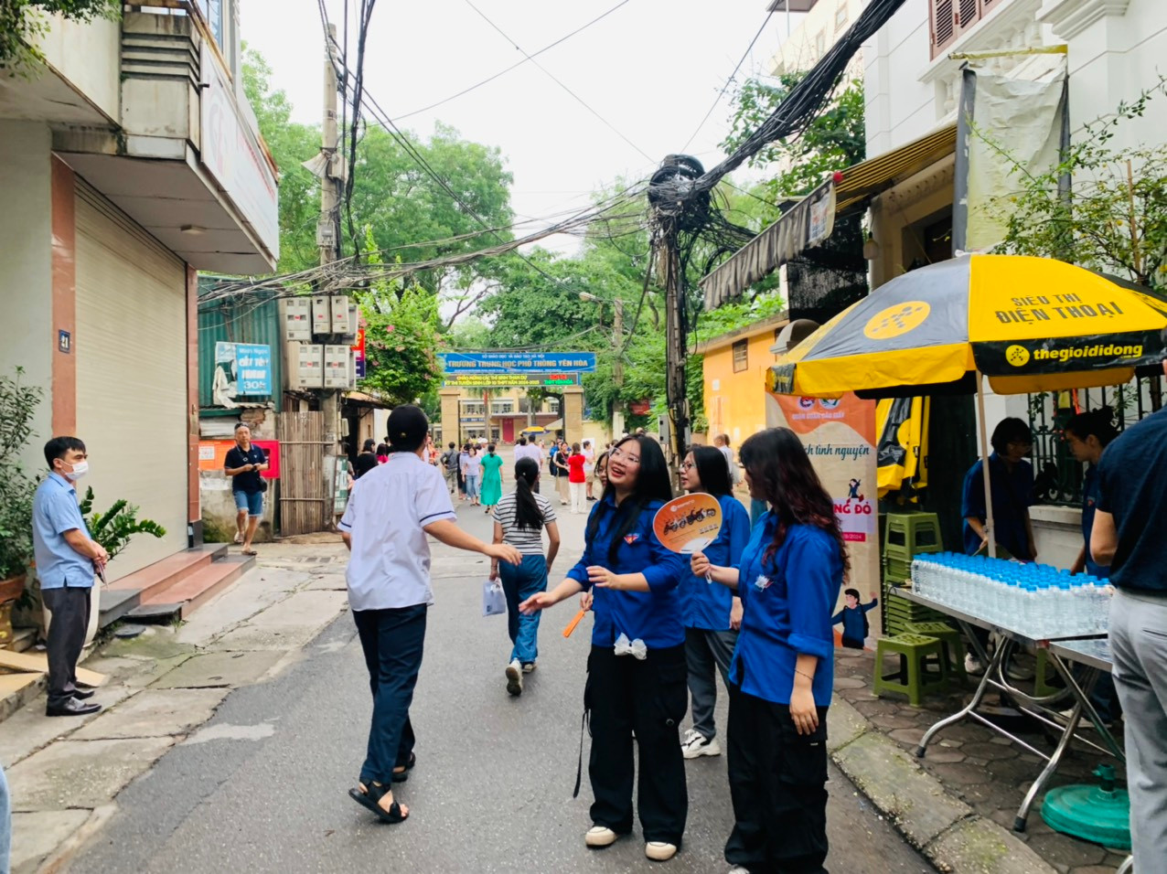 Các em được các tình nguyện viên nhiệt tình giúp đỡ