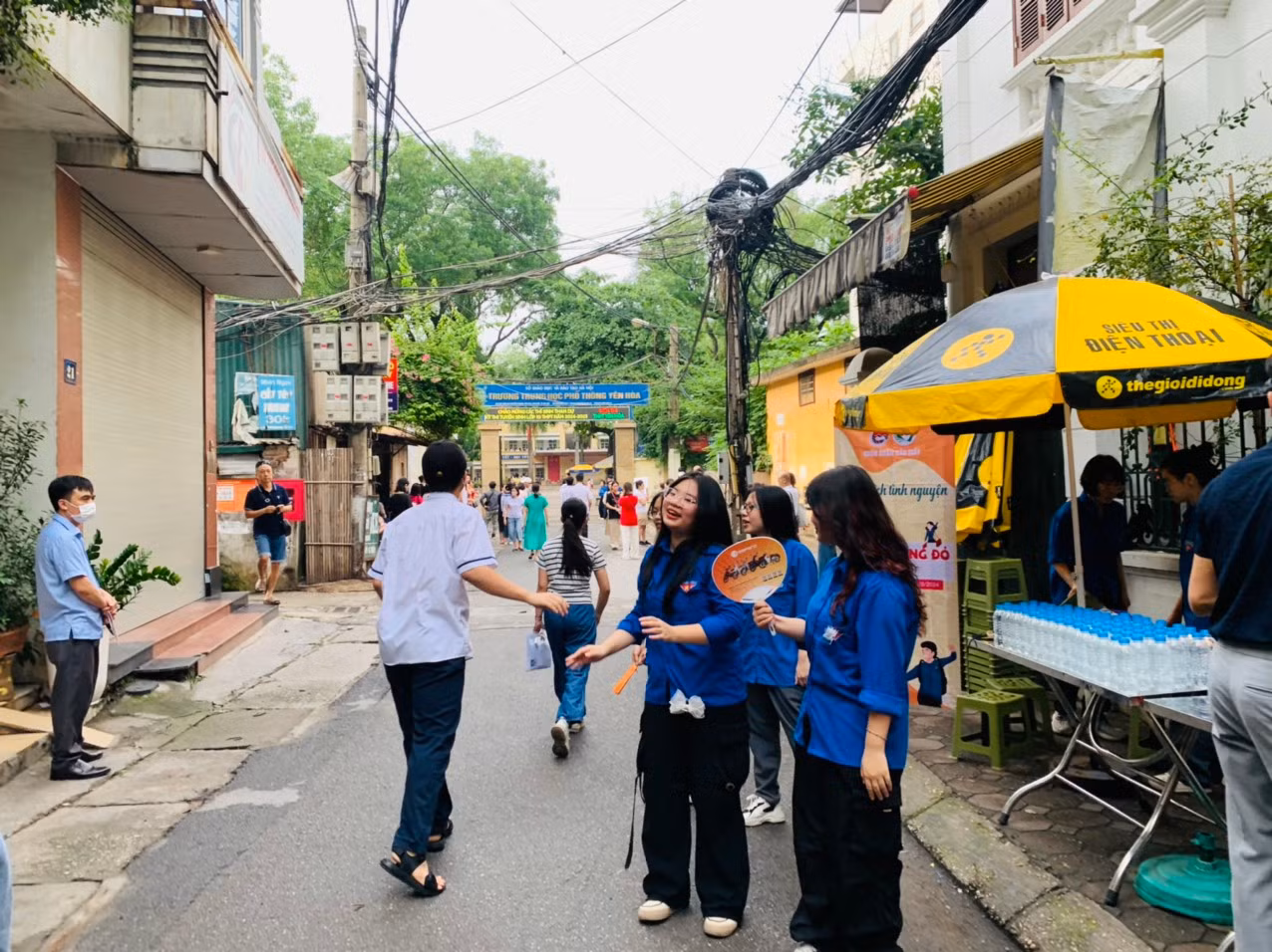 Các em được các tình nguyện viên nhiệt tình giúp đỡ