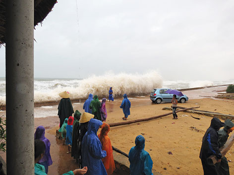 Bão số 10 uy hiếp bờ biển Quảng Bình