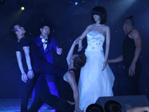 Và nhẹ nhàng sâu lắng khi hát Người đi qua đời tôi