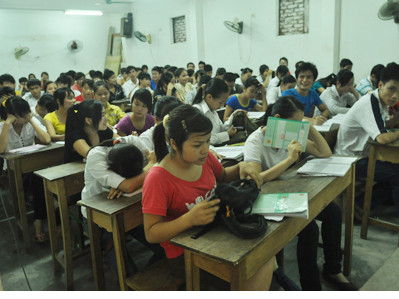 Một lớp luyện thi đông tới hàng trăm em.. Một lớp luyện thi đông tới hàng trăm em.