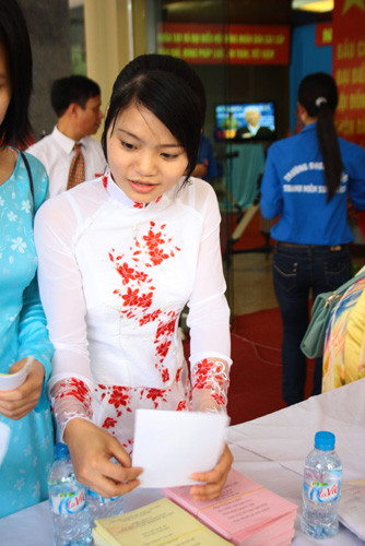 Một tân cử tri đang tiến hành thủ tục bầu cử