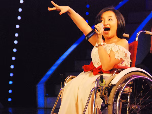 Phương Anh xương thủy tinh đang truyền lửa qua ca khúc “This Is Me” 