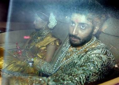 Trang phục vương giả của chú rể Chú rể và cô dâu qua cửa kính ô tô Cô dâu Aishwarya Rai - Hoa hậu thế giới năm 1994 Chiếc xe kết đầy hoa Công chúng đón chào chú rể Nhảy múa chào mừng trước nhà chú rể Đúng như một ông hoàng