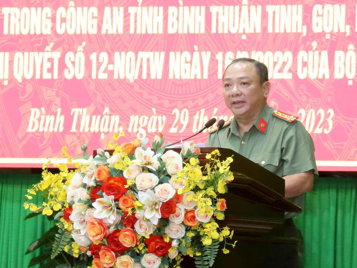 Đại tá Lê Quang Nhân phát biểu tại hội nghị Đại tá Lê Quang Nhân phát biểu tại hội nghị