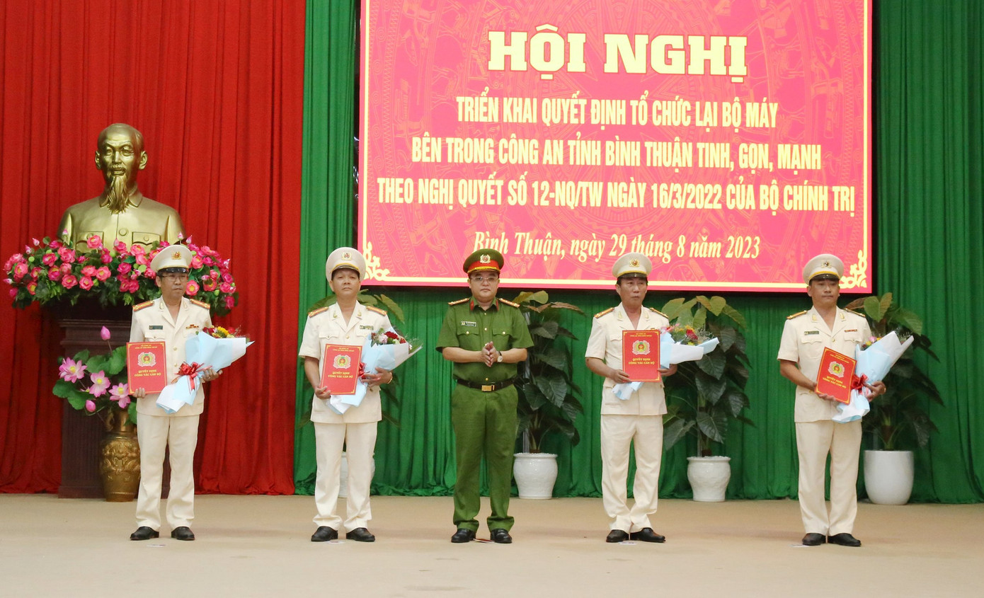 Đại tá Huỳnh Ngọc Liêm, Phó Giám đốc Công an tỉnh trao quyết định của Giám đốc Công an tỉnh về việc bố trí, điều động cán bộ lãnh đạo các đơn vị sáp nhập, các phòng nghiệp vụ và lãnh đạo công an các địa phương. Đại tá Huỳnh Ngọc Liêm, Phó Giám đốc Công an tỉnh trao quyết định của Giám đốc Công an tỉnh về việc bố trí, điều động cán bộ lãnh đạo các đơn vị sáp nhập, các phòng nghiệp vụ và lãnh đạo công an các địa phương.