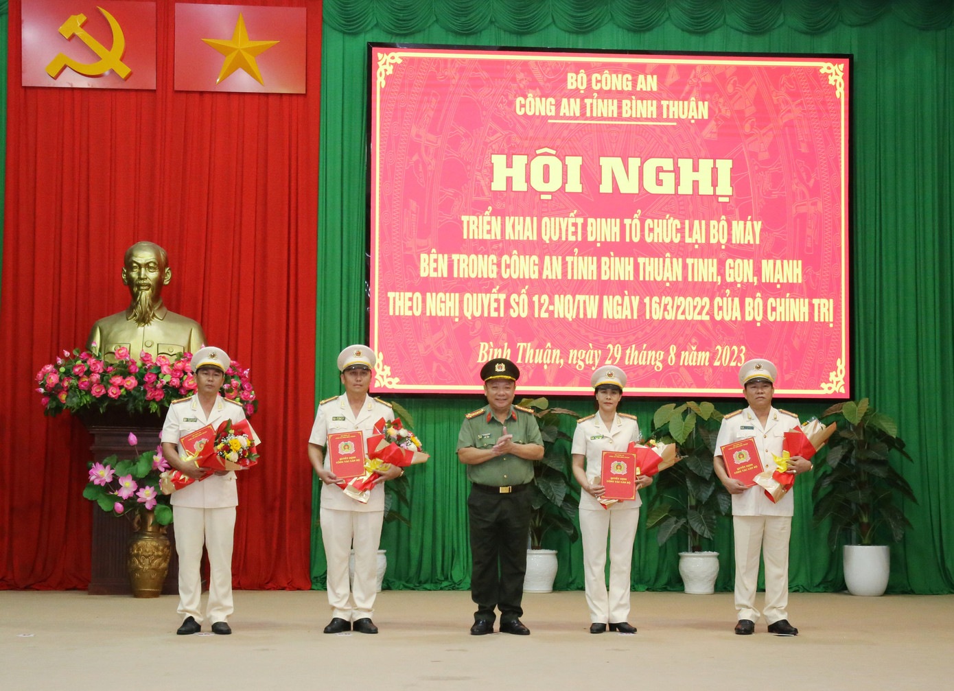 Đại tá Lê Quang Nhân, Giám đốc Công an tỉnh trao quyết định của Bộ Công an về sáp nhập 3 đơn vị cấp phòng thuộc Công an tỉnh Bình Thuận. Đại tá Lê Quang Nhân, Giám đốc Công an tỉnh trao quyết định của Bộ Công an về sáp nhập 3 đơn vị cấp phòng thuộc Công an tỉnh Bình Thuận.