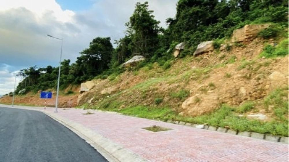 Nhiều hòn đá lớn nguy cơ sạt lở xuống đường tại dự án đường Tây Bắc Côn Đảo (ảnh: Du khách) Nhiều hòn đá lớn nguy cơ sạt lở xuống đường tại dự án đường Tây Bắc Côn Đảo (ảnh: Du khách)