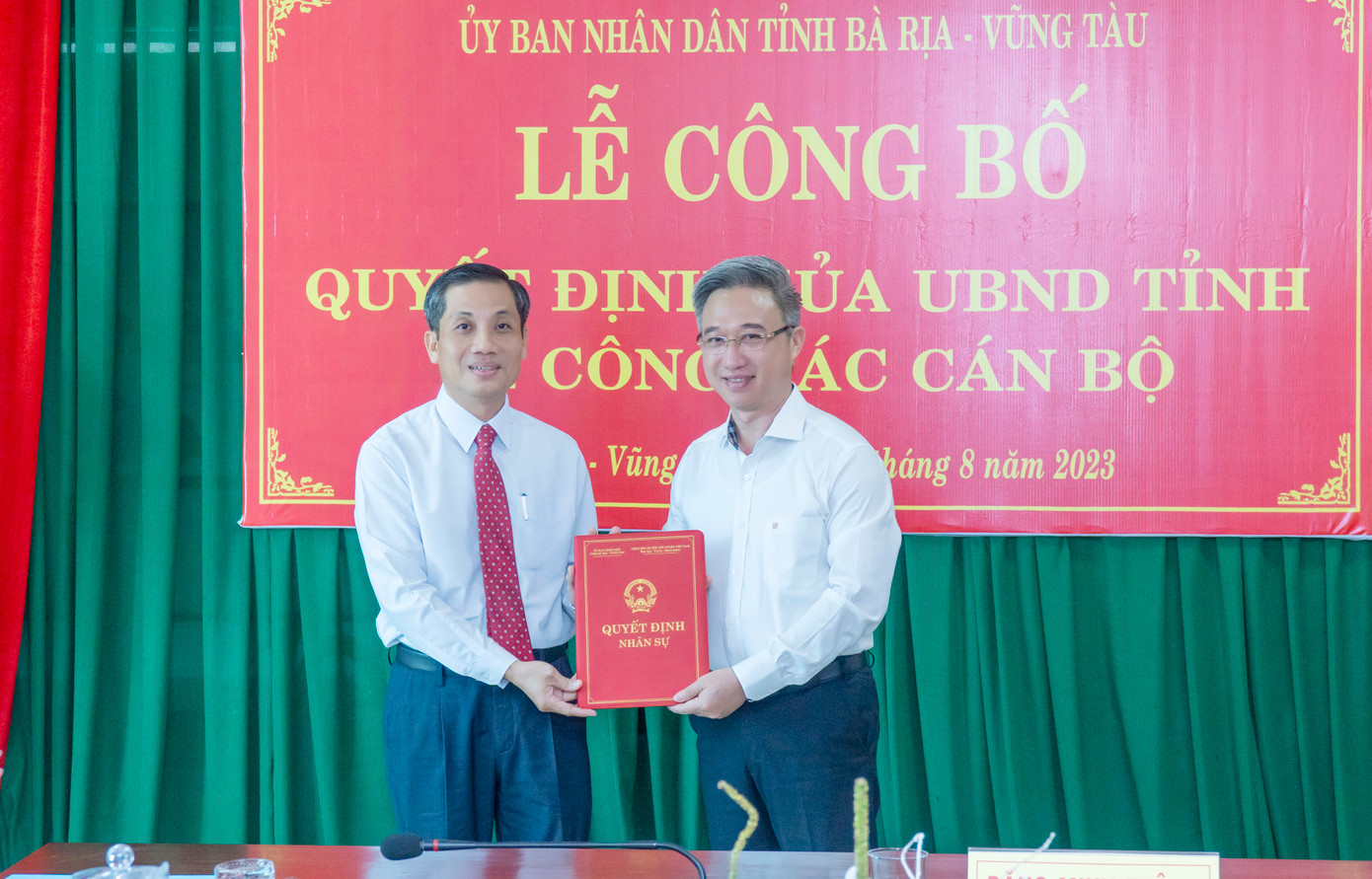 Ông Đặng Minh Thông (phải), Phó Chủ tịch UBND tỉnh trao quyết định về việc tiếp nhận, bổ nhiệm ông Nguyễn Kế Toại, Phó Chủ tịch UBMTTQ Việt Nam tỉnh giữ chức vụ Phó Giám đốc Sở GD-ĐT tỉnh Bà Rịa – Vũng Tàu. Ông Đặng Minh Thông (phải), Phó Chủ tịch UBND tỉnh trao quyết định về việc tiếp nhận, bổ nhiệm ông Nguyễn Kế Toại, Phó Chủ tịch UBMTTQ Việt Nam tỉnh giữ chức vụ Phó Giám đốc Sở GD-ĐT tỉnh Bà Rịa – Vũng Tàu.