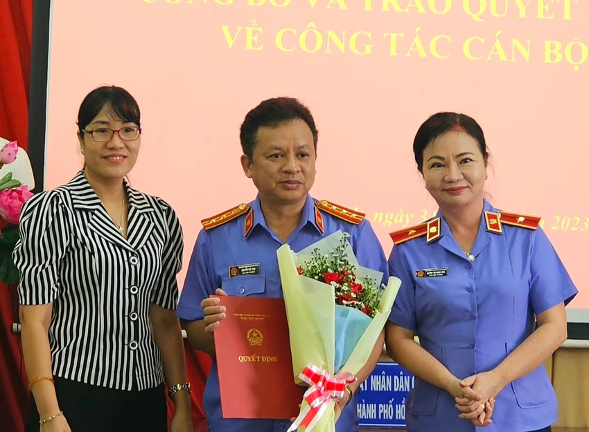 Phó Viện trưởng VKSND TP.HCM Huỳnh Thị Ngọc Hoa (phải) trao quyết định điều động cho ông Nguyễn Đức Thọ. Ảnh: SONG MAI Phó Viện trưởng VKSND TP.HCM Huỳnh Thị Ngọc Hoa (phải) trao quyết định điều động cho ông Nguyễn Đức Thọ. Ảnh: SONG MAI