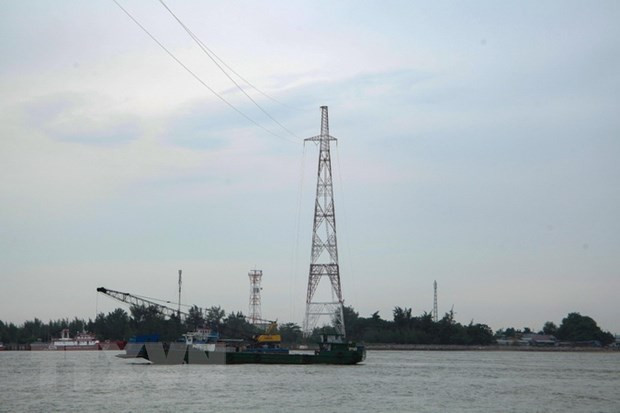 Đường dây 35kV khoảng cột 104-105 vượt biển Lạch Huyện cấp điện cho đảo Cát Bà bị sự cố do tàu va vào đường dây. (Ảnh: TTXVN phát)