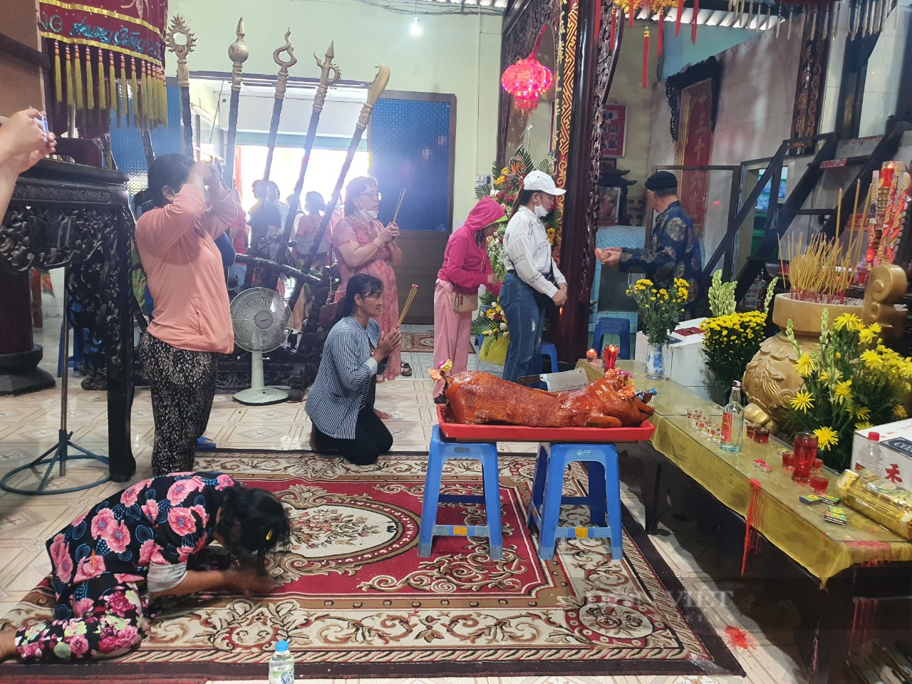 Tục thờ Cá Ông phổ biến ở ngư dân ven biển từ Trung bộ đến Nam bộ, cầu mong sự phù trợ, cứu giúp người gặp nạn giữa biển khơi. Ảnh: Nguyên Thịnh Tục thờ Cá Ông phổ biến ở ngư dân ven biển từ Trung bộ đến Nam bộ, cầu mong sự phù trợ, cứu giúp người gặp nạn giữa biển khơi. Ảnh: Nguyên Thịnh