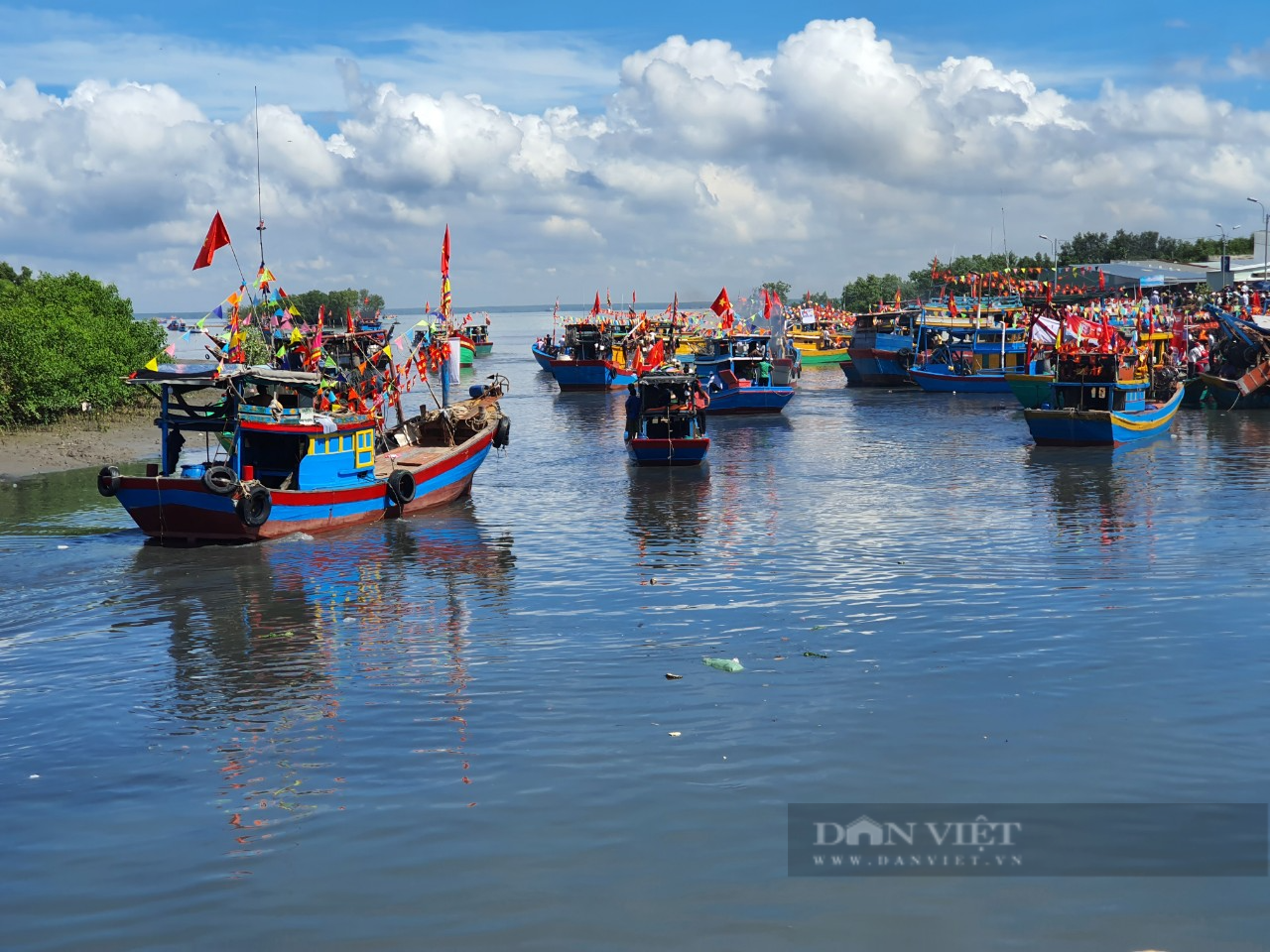Hàng trăm ghe, thuyền lớn nhỏ tháp tùng Nghinh Ông ra biển trong Lễ hội Nghinh Ông Cần Giờ. Ảnh: Nguyên Thịnh Hàng trăm ghe, thuyền lớn nhỏ tháp tùng Nghinh Ông ra biển trong Lễ hội Nghinh Ông Cần Giờ. Ảnh: Nguyên Thịnh