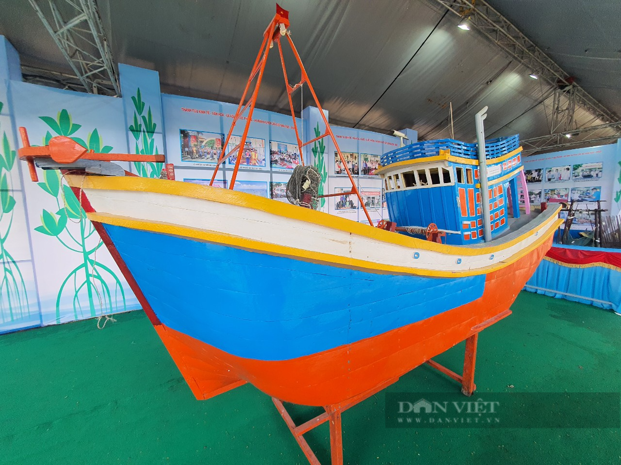 Triển lãm thành tựu kinh tế - văn hóa - xã hội - quốc phòng - an ninh huyện Cần Giờ nhân Lễ hội Nghinh Ông hàng năm. Ảnh: Nguyên Thịnh Triển lãm thành tựu kinh tế - văn hóa - xã hội - quốc phòng - an ninh huyện Cần Giờ nhân Lễ hội Nghinh Ông hàng năm. Ảnh: Nguyên Thịnh