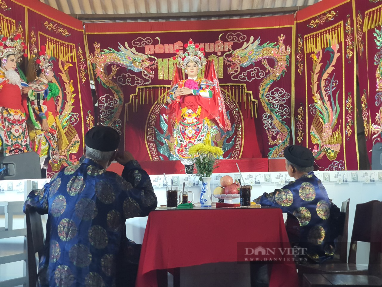 Hát bội tại Lăng Ông Thủy Tướng trong Lễ hội Nghinh Ông Cần Giờ. Ảnh: Nguyên Thịnh Hát bội tại Lăng Ông Thủy Tướng trong Lễ hội Nghinh Ông Cần Giờ. Ảnh: Nguyên Thịnh