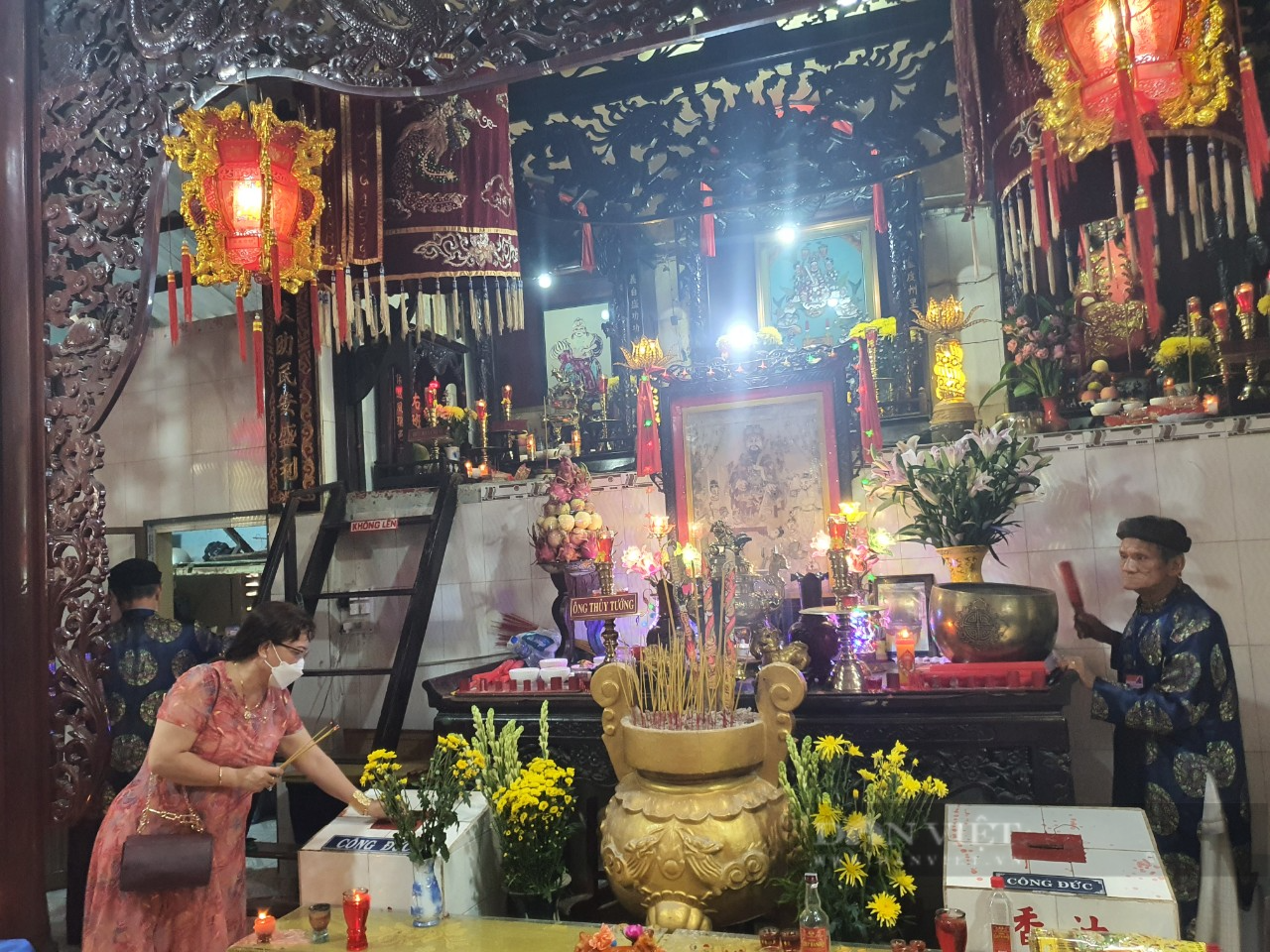 Lăng Ông Thủy Tướng Cần Giờ thờ Thần Nam Hải, phối thờ Bà Thủy Long, Tiêu Diện Đại Sĩ, Tiền vãng, Hậu vãng (Bạn cũ lái xưa)… Ảnh: Nguyên Thịnh Lăng Ông Thủy Tướng Cần Giờ thờ Thần Nam Hải, phối thờ Bà Thủy Long, Tiêu Diện Đại Sĩ, Tiền vãng, Hậu vãng (Bạn cũ lái xưa)… Ảnh: Nguyên Thịnh