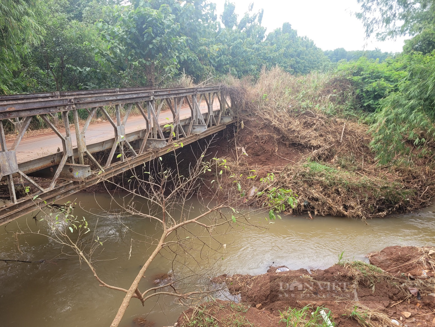 Đầu cầu phía bên kia cũng sạt lở nghiêm trọng. Ảnh: T.Đ.L