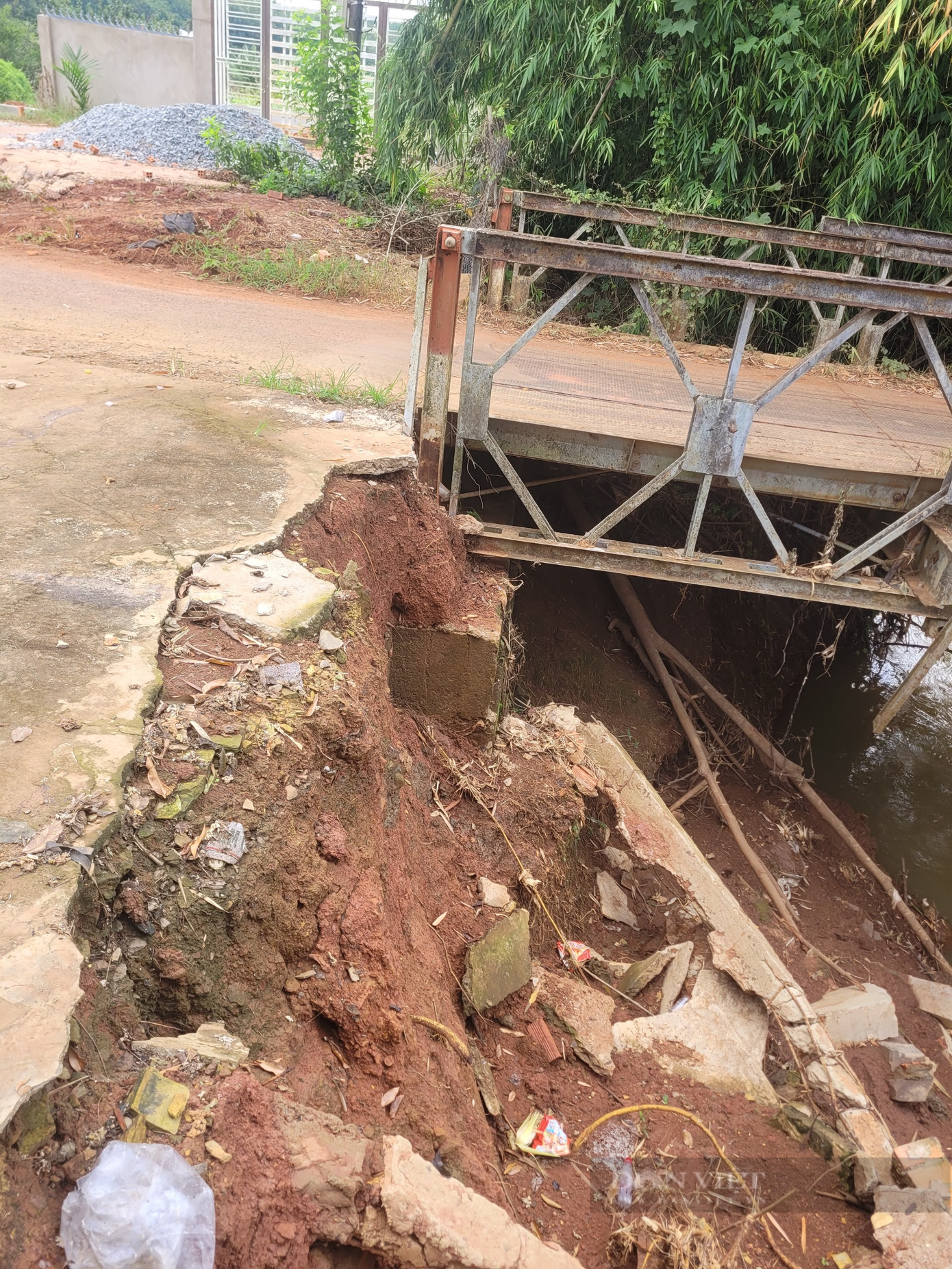 Hình ảnh một bên đầu cầu Suối Nhung cho thấy đất đá bị sạt lở. Ảnh: T.Đ.L