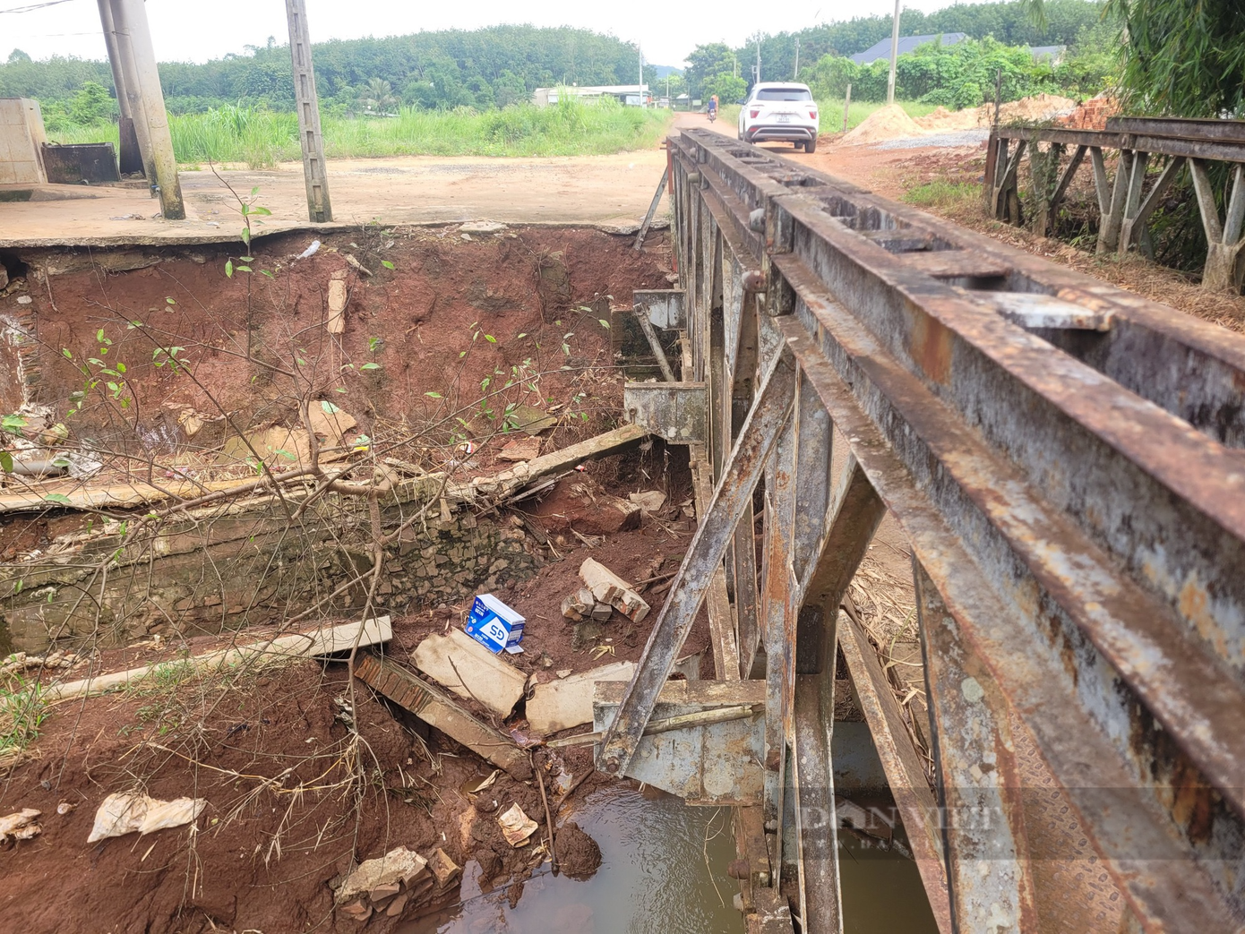 Hình ảnh sạt lở một bên bờ Suối Nhung, sát trụ, mố cầu. Ảnh: T.Đ.L