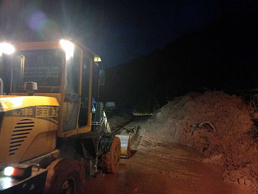 Sở GTVT huy động xe cơ giới dọn dẹp đất đá trong đêm. Ảnh: AK. Sở GTVT huy động xe cơ giới dọn dẹp đất đá trong đêm. Ảnh: AK.