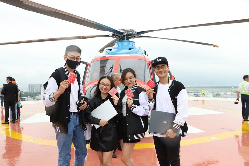 Trong những lần thí điểm tour trực thăng, sản phẩm du lịch này thu hút du khách trong và ngoài nước. Trong những lần thí điểm tour trực thăng, sản phẩm du lịch này thu hút du khách trong và ngoài nước.