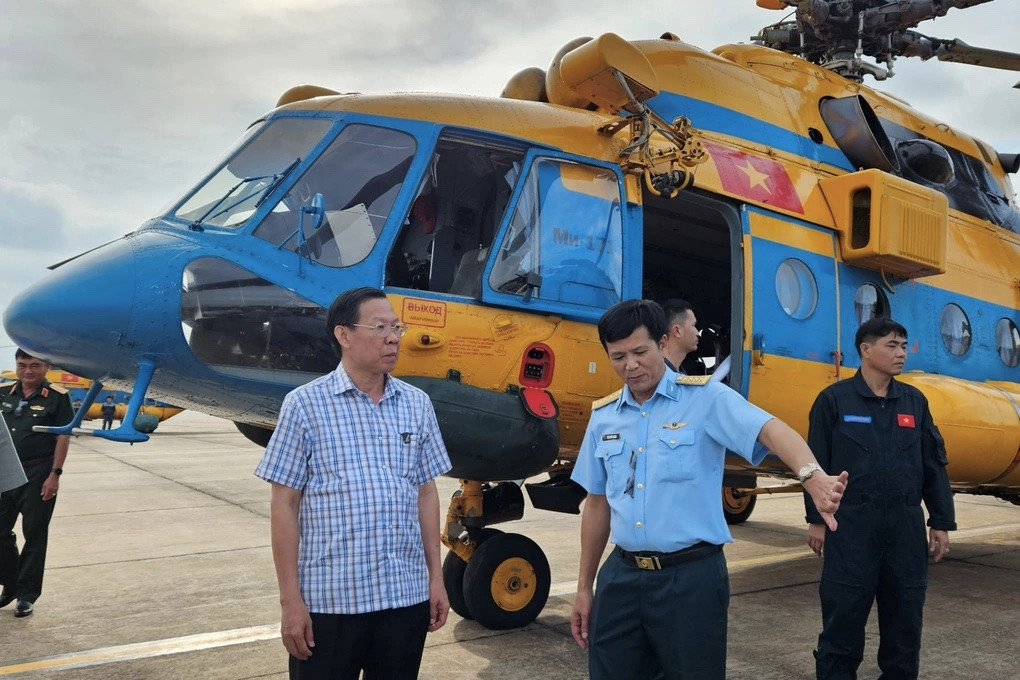 Ông Phan Văn Mãi, Chủ tịch UBND TPHCM, chuẩn bị lên máy bay trực thăng khảo sát tại Sư đoàn Không quân 370 (Ảnh: N.A.). Ông Phan Văn Mãi, Chủ tịch UBND TPHCM, chuẩn bị lên máy bay trực thăng khảo sát tại Sư đoàn Không quân 370 (Ảnh: N.A.).