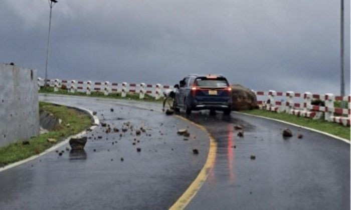 Đất đá lăn xuống đường gây nguy hiểm cho phương tiện tại khu vực mũi Cá Mập (ảnh: Du khách) Đất đá lăn xuống đường gây nguy hiểm cho phương tiện tại khu vực mũi Cá Mập (ảnh: Du khách)