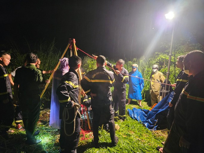 Lực lượng chức năng đưa thi thể nạn nhân ra khỏi giếng sâu Lực lượng chức năng đưa thi thể nạn nhân ra khỏi giếng sâu