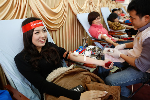 Á hậu Dương Tú Anh nở nụ cười tươi khi hiến máu