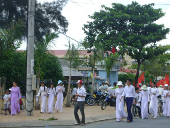 Phó Thủ tướng Nguyễn Thiện Nhân trao quà cho học sinh Đầm Dơi 