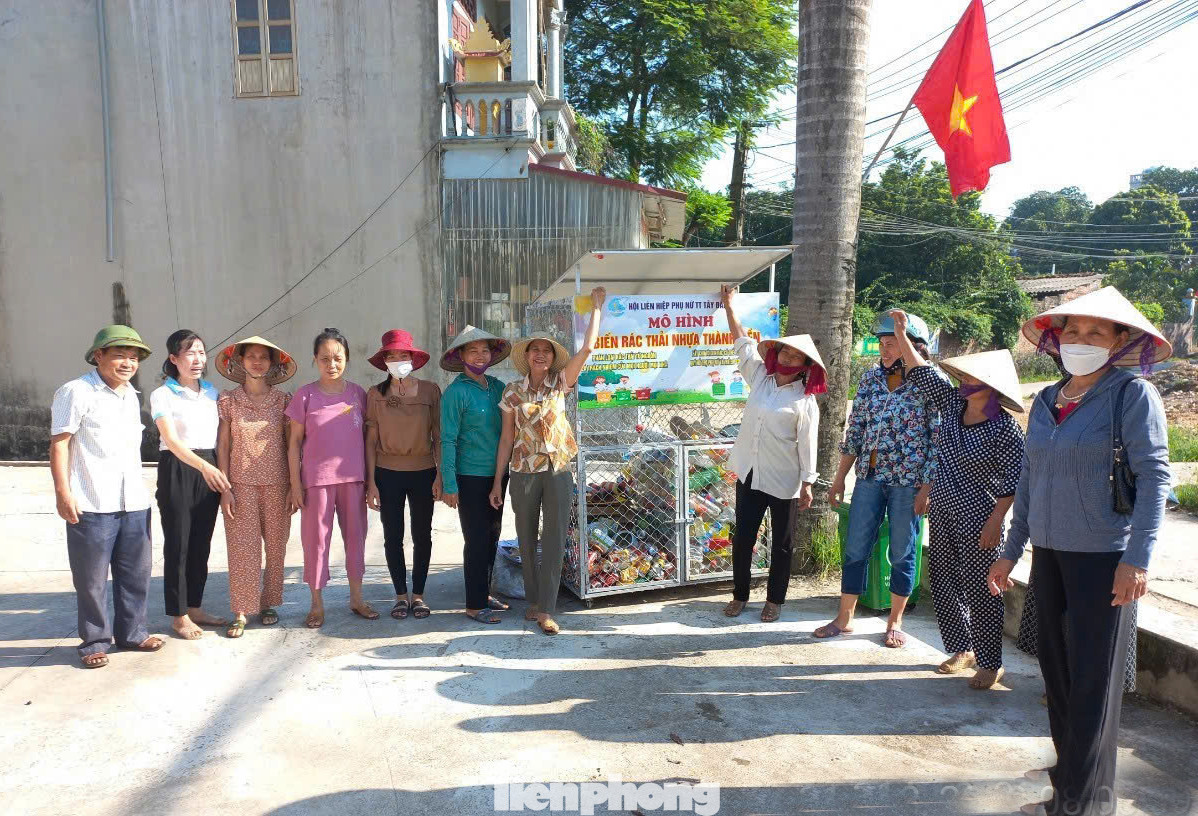 Các cấp Hội LHPN huyện Ba Vì đã triển khai tuyên truyền tới cán bộ, hội phụ nữ về bảo vệ môi trường hạn chế sử dụng rác thải nhựa bằng nhiều hình từ như: tập huấn, tọa đàm trao đổi, sinh hoạt hội viên hàng quý tại cơ sở.