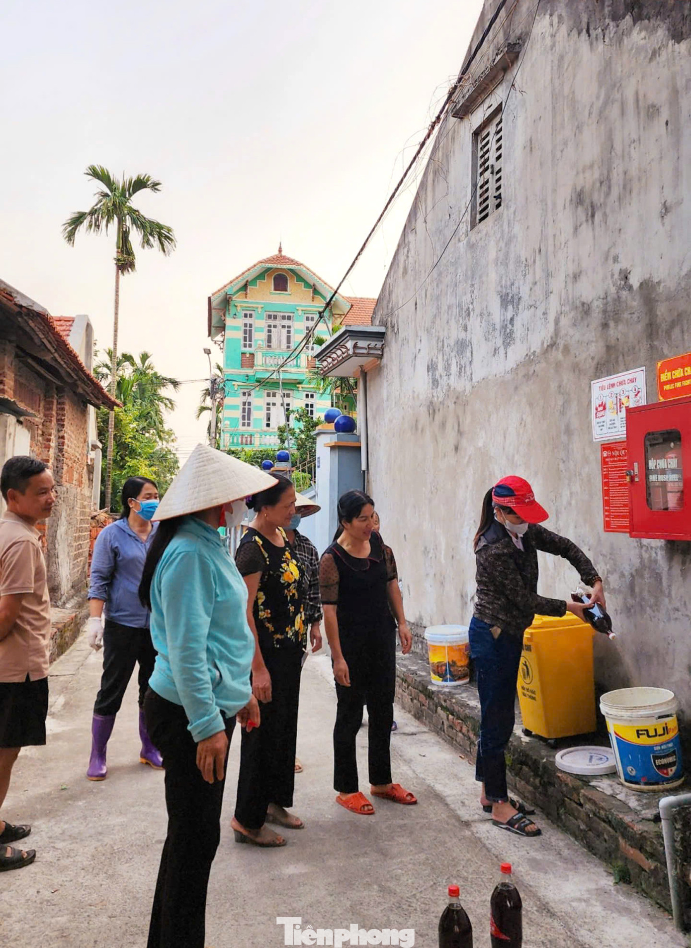 Hội phụ nữ cơ sở phối hợp với UBND các xã hỗ trợ 20 lít chế phẩm sinh học, cấp men IMO và hướng dẫn cách nhân cấy men IMO cho 220 hộ gia đình hội viên.
