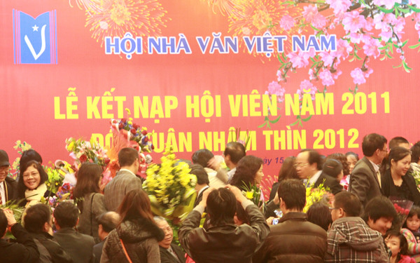 Các hội viên mới - cũ thân mật chụp lại những bức hình kỉ niệm 