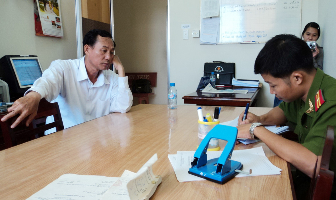 Ông Phạm Thanh Dũng đang làm việc với điều tra viên . Ảnh: Sáu Nghệ Ông Phạm Thanh Dũng đang làm việc với điều tra viên