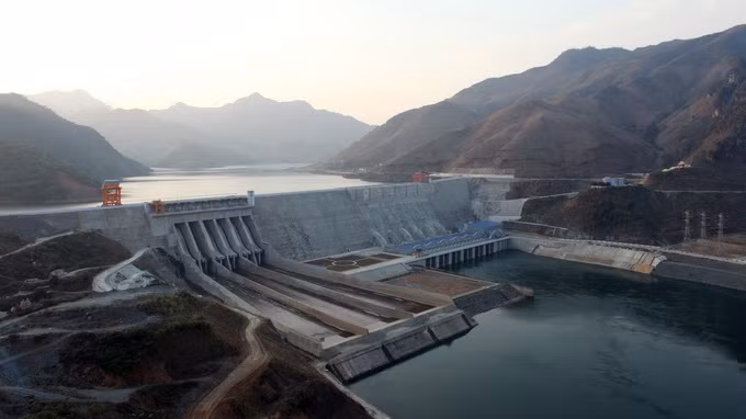  Toàn cảnh công trình thủy điện Sơn La có đập bêtông cao 228m với trên 2,7 triệu m3 bêtông 