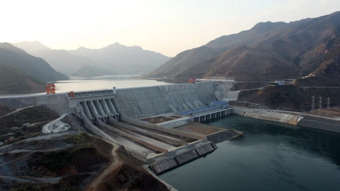  Toàn cảnh công trình thủy điện Sơn La có đập bêtông cao 228m với trên 2,7 triệu m3 bêtông 